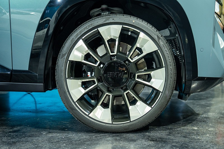 ... màn hình hiển thị thông tin kính lái HUD, ngăn đựng cốc có thể chỉnh nhiệt độ cùng hệ thống âm thanh vòm chất lượng cao Bowers &amp; Wilkins Diamond với công suất 1.475W.