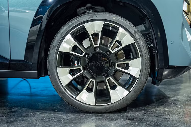 ... màn hình hiển thị thông tin kính lái HUD, ngăn đựng cốc có thể chỉnh nhiệt độ cùng hệ thống âm thanh vòm chất lượng cao Bowers &amp; Wilkins Diamond với công suất 1.475W.