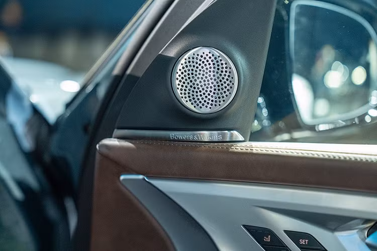 Bên cạnh đó là những điểm nhấn màu vàng đồng như viền bao quanh lưới tản nhiệt, nẹp chạy dọc từ chắn bùn trước đến cột D, viền cửa sổ và viền bộ khuếch tán gió. Bên trong BMW XM 50e xDrive 2023 tại Thái Lan là không gian nội thất vừa sang trọng vừa thể thao nhờ sự xuất hiện của chất liệu da, ốp kim loại và ốp sợi carbon. Trong đó, một phần của mặt táp-lô được bọc da BMW Individual cao cấp và bắt mắt.