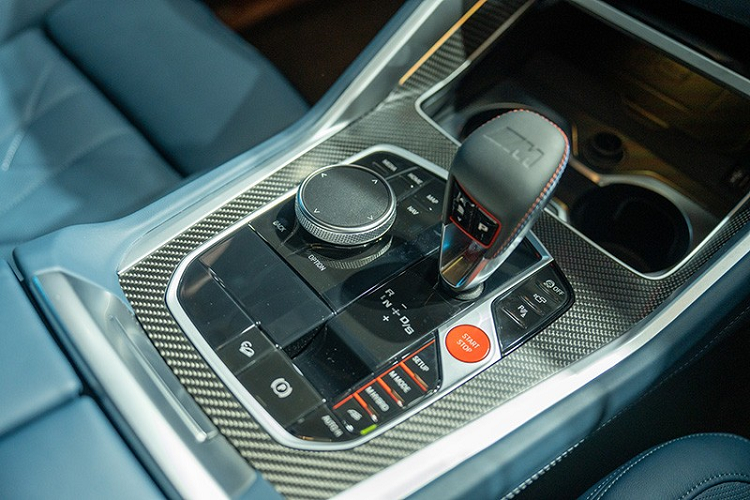 Sức mạnh kể trên cho phép xe tăng tốc từ 0-100 km/h trong thời gian 4,1 giây, chậm hơn cả X6M và M240i xDrive. Nguyên nhân là do mẫu SUV hạng sang này có chiều dài cơ sở 3,1 m và trọng lượng lên đến 2,75 tấn. Là xe plug-in hybrid nên BMW XM 50e xDrive 2023 có cả cụm pin lithium-ion với dung lượng 29,5 kWh.