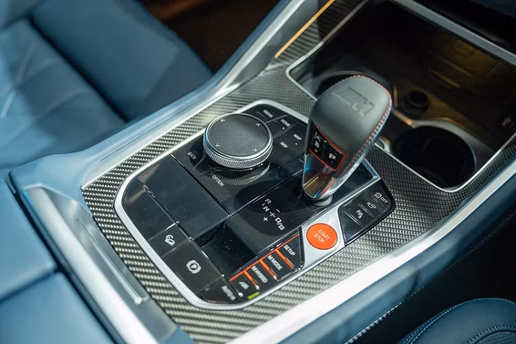 Sức mạnh kể trên cho phép xe tăng tốc từ 0-100 km/h trong thời gian 4,1 giây, chậm hơn cả X6M và M240i xDrive. Nguyên nhân là do mẫu SUV hạng sang này có chiều dài cơ sở 3,1 m và trọng lượng lên đến 2,75 tấn. Là xe plug-in hybrid nên BMW XM 50e xDrive 2023 có cả cụm pin lithium-ion với dung lượng 29,5 kWh.