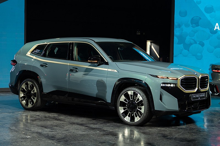 Khi mua BMW XM 50e xDrive 2023, khách hàng Thái Lan có thể chọn các màu sơn ngoại thất như đen Carbon Black, xanh lá Cape York Green, đen Black Sapphire, xám Dravit Gray, xanh dương Marina Bay Blue, trắng Mineral White và đỏ Toronto Red. Nội thất có 4 màu là xanh Blue Deep Lagoon phối đen - nâu, trắng White Silverstone phối đen - nâu, đen trơn và cam Sakhir Orange phối đen.