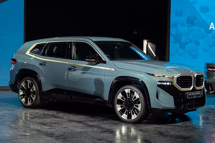 Khi mua BMW XM 50e xDrive 2023, khách hàng Thái Lan có thể chọn các màu sơn ngoại thất như đen Carbon Black, xanh lá Cape York Green, đen Black Sapphire, xám Dravit Gray, xanh dương Marina Bay Blue, trắng Mineral White và đỏ Toronto Red. Nội thất có 4 màu là xanh Blue Deep Lagoon phối đen - nâu, trắng White Silverstone phối đen - nâu, đen trơn và cam Sakhir Orange phối đen.