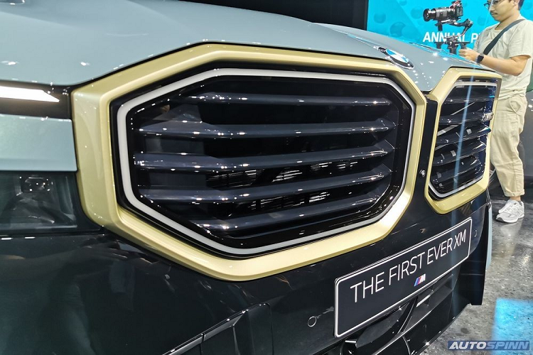 Là một trong những mẫu xe sang trọng nhất của thương hiệu BMW hiện nay, XM 50e xDrive không khiến người dùng phải thất vọng khi được tích hợp những trang bị như hệ thống điều hòa tự động 4 vùng, ghế trước sưởi ấm/thông hơi/massage tiêu chuẩn, bảng đồng hồ kỹ thuật số và màn hình cảm ứng trung tâm cùng có kích thước 12,3 inch,...