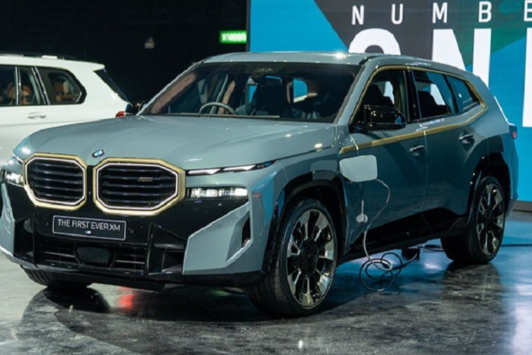  BMW XM 2023 mới là dòng SUV hạng sang cỡ lớn đã lần đầu tiên trình làng vào hồi tháng 9 năm ngoái. Sau nửa năm, mẫu xe này đã chính thức ra mắt thị trường Thái Lan với 1 phiên bản duy nhất là 50e xDrive và giá bán lên đến 14,899 triệu Baht (khoảng 10,1 tỷ đồng).