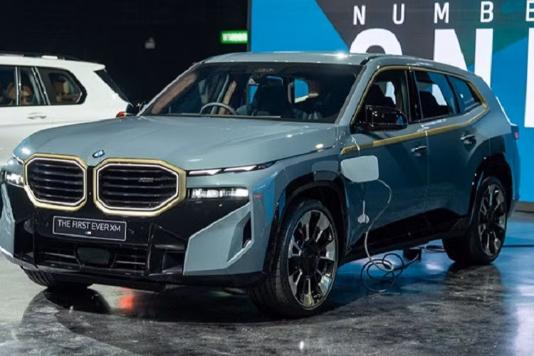  BMW XM 2023 mới là dòng SUV hạng sang cỡ lớn đã lần đầu tiên trình làng vào hồi tháng 9 năm ngoái. Sau nửa năm, mẫu xe này đã chính thức ra mắt thị trường Thái Lan với 1 phiên bản duy nhất là 50e xDrive và giá bán lên đến 14,899 triệu Baht (khoảng 10,1 tỷ đồng).