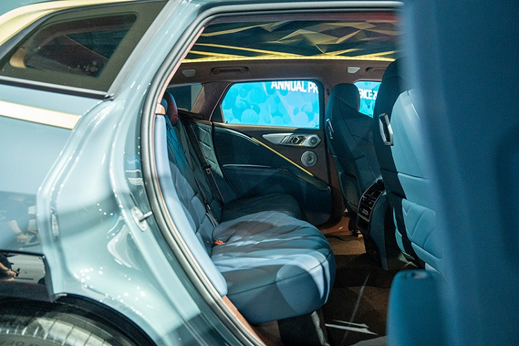 Tiếp đến là những phụ kiện thể thao mang thương hiệu M như vô lăng và dây đai an toàn. Riêng khu vực trần xe lại có những họa tiết hình học 3D ấn tượng... kết hợp với hơn 100 đèn LED để mang đến trải nghiệm khó quên cho người ngồi trong xe.