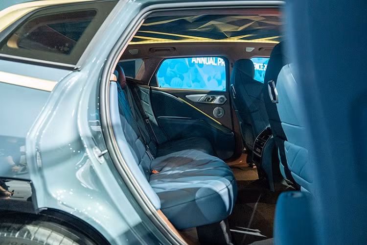 Tiếp đến là những phụ kiện thể thao mang thương hiệu M như vô lăng và dây đai an toàn. Riêng khu vực trần xe lại có những họa tiết hình học 3D ấn tượng... kết hợp với hơn 100 đèn LED để mang đến trải nghiệm khó quên cho người ngồi trong xe.