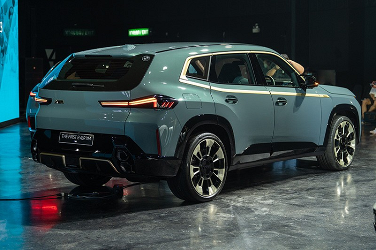 Như vậy, giá xe BMW XM 2023 cao hơn BMW X7 (6,099 - 7,299 tỷ đồng) và Lexus LX 600 (8,1 - 9,21 tỷ đồng) đang bán tại Việt Nam. XM vốn là sản phẩm do thương hiệu xe hiệu suất cao M của hãng BMW phát triển và sản xuất. Đây cũng là mẫu xe dùng mô-tơ điện đầu tiên của thương hiệu M. Ngoài ra, XM còn là sản phẩm đầu tiên của thương hiệu M không được phát triển dựa trên bất kỳ mẫu xe BMW có sẵn nào kể từ sau thập niên '70.