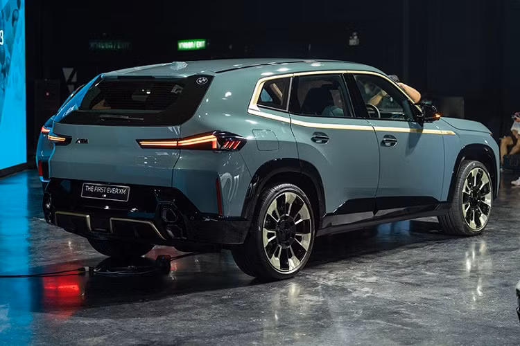 Như vậy, giá xe BMW XM 2023 cao hơn BMW X7 (6,099 - 7,299 tỷ đồng) và Lexus LX 600 (8,1 - 9,21 tỷ đồng) đang bán tại Việt Nam. XM vốn là sản phẩm do thương hiệu xe hiệu suất cao M của hãng BMW phát triển và sản xuất. Đây cũng là mẫu xe dùng mô-tơ điện đầu tiên của thương hiệu M. Ngoài ra, XM còn là sản phẩm đầu tiên của thương hiệu M không được phát triển dựa trên bất kỳ mẫu xe BMW có sẵn nào kể từ sau thập niên '70.