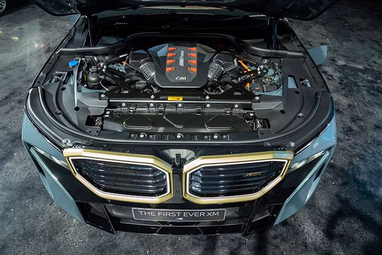 Điểm nhấn của BMW XM 50e xDrive 2023 ở thị trường Thái Lan nằm ở hệ truyền động. Theo đó, xe được trang bị động cơ xăng V8, tăng áp kép, dung tích 4.4L, sản sinh công suất tối đa 483 mã lực và mô-men xoắn cực đại 650 Nm. Động cơ kết hợp với hộp số tự động 8 cấp và hệ dẫn động 4 bánh. Nằm bên trong hộp số là mô-tơ điện mạnh 194 mã lực và 280 Nm. Tổng cộng, mẫu SUV hạng sang này sở hữu công suất 644 mã lực và mô-men xoắn cực đại 800 Nm.