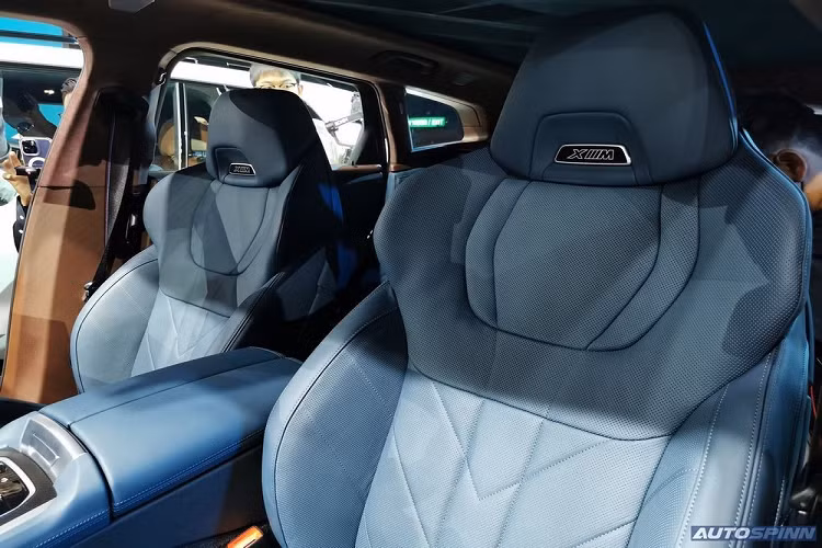 Bên sườn, mẫu SUV hạng sang này sở hữu vành hợp kim đa chấu M với đường kính lên đến 23 inch tiêu chuẩn. Trong khi đó, ở phía đuôi xe xuất hiện đèn hậu LED thanh mảnh, 2 dải đèn nằm dọc ở góc cản sau, 4 đầu ống xả và bộ khuếch tán gió. Chưa hết, BMW XM 50e xDrive 2023 tại Thái Lan còn có những chi tiết ngoại thất màu đen bóng như lưới tản nhiệt, cản trước, nẹp hốc bánh, nẹp sườn, ốp gương chiếu hậu, cản sau và viền đèn hậu.