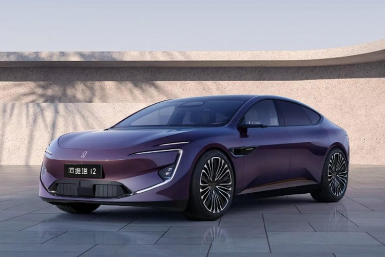 Lam oto dien “kieu” Huawei - thue phan cung dan nhan, chi lam phan mem