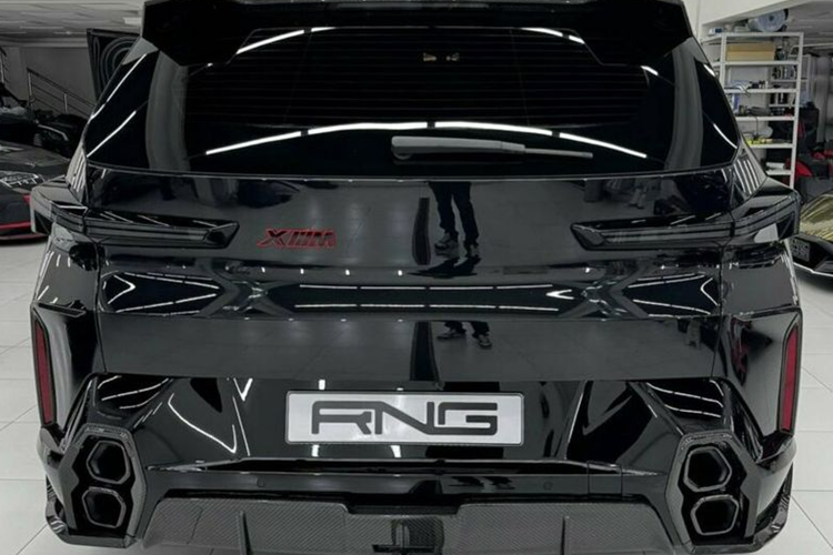 Hãng độ không can thiệp vào hệ thống động cơ trên mẫu xe này. Tuy nhiên, BMW XM vốn đã là một mẫu SUV cực kỳ mạnh mẽ. Nằm bên dưới nắp capo của xe là hệ thống PHEV gồm động cơ V8 4.4 lít tăng áp kết hợp với mô-tơ điện, cho công suất lên tới 738 mã lực và 997 Nm mô-men xoắn.