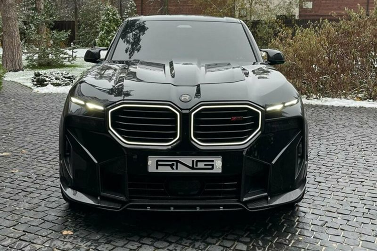 Bộ sản phẩm này bao gồm các phụ kiện tương tự bộ đầu tiên, nhưng logo BMW được thay thế bằng huy hiệu của hãng độ. Không giống như chiếc XM màu trắng vẫn giữ lại bộ mâm xe nguyên bản, chiếc SUV màu đen này được trang bị bộ vành hợp kim 23 inch với thiết kế 10 chấu, kết hợp với kẹp phanh màu đỏ.