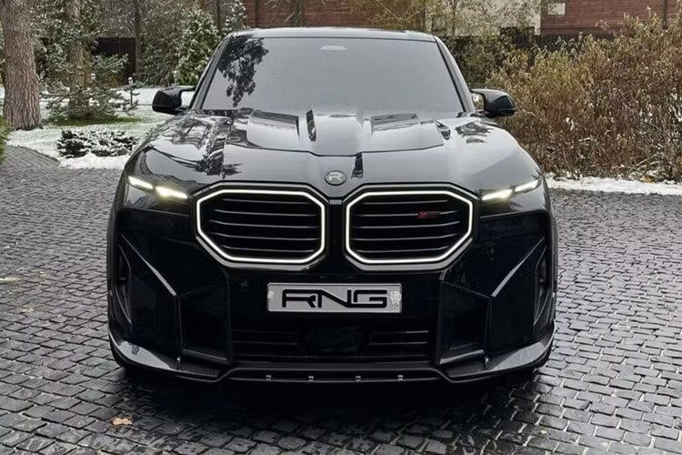 Bộ sản phẩm này bao gồm các phụ kiện tương tự bộ đầu tiên, nhưng logo BMW được thay thế bằng huy hiệu của hãng độ. Không giống như chiếc XM màu trắng vẫn giữ lại bộ mâm xe nguyên bản, chiếc SUV màu đen này được trang bị bộ vành hợp kim 23 inch với thiết kế 10 chấu, kết hợp với kẹp phanh màu đỏ.