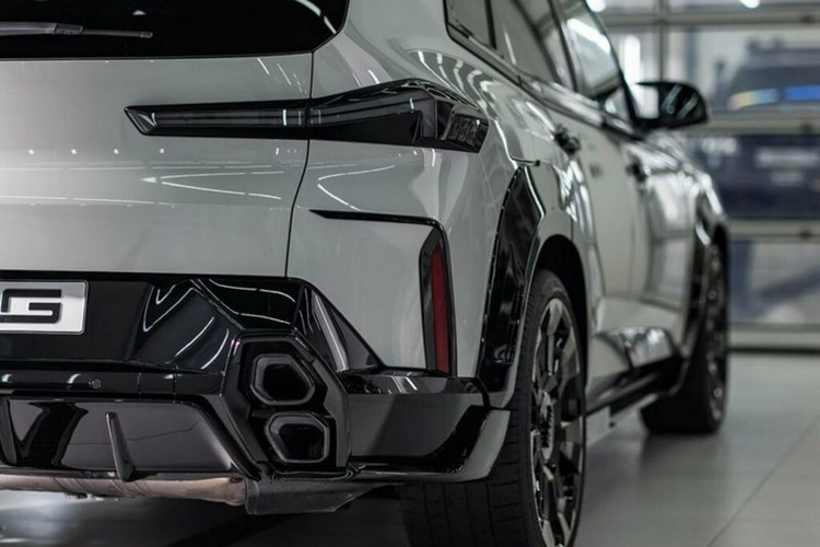 Hãng độ cho biết, đây chỉ là một phần trong dự án gồm 10 bộ tùy chỉnh khác nhau dành cho mẫu SUV cỡ lớn này. Bộ bodykit đầu tiên được Renegade giới thiệu có màu đen bóng, tạo nên sự tương phản bắt mắt với lớp sơn màu trắng xám trên thân xe.