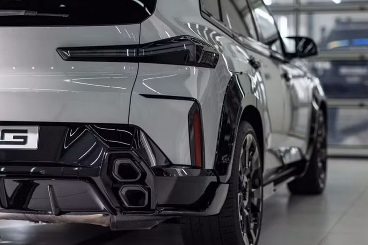 Hãng độ cho biết, đây chỉ là một phần trong dự án gồm 10 bộ tùy chỉnh khác nhau dành cho mẫu SUV cỡ lớn này. Bộ bodykit đầu tiên được Renegade giới thiệu có màu đen bóng, tạo nên sự tương phản bắt mắt với lớp sơn màu trắng xám trên thân xe.