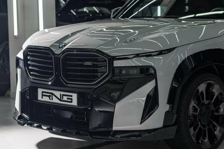 Tuy nhiên, đây lại là nguyên mẫu được các hãng độ đặc biệt ưa chuộng. Mới đây, Renegade Design – một công ty chuyên nâng cấp ô tô có trụ sở tại Dubai đã ra mắt 2 bộ bodykit dành cho các khách hàng thích "trang điểm" cho chiếc BMW XM của họ.