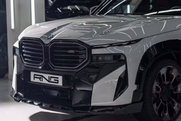 Tuy nhiên, đây lại là nguyên mẫu được các hãng độ đặc biệt ưa chuộng. Mới đây, Renegade Design – một công ty chuyên nâng cấp ô tô có trụ sở tại Dubai đã ra mắt 2 bộ bodykit dành cho các khách hàng thích "trang điểm" cho chiếc BMW XM của họ.