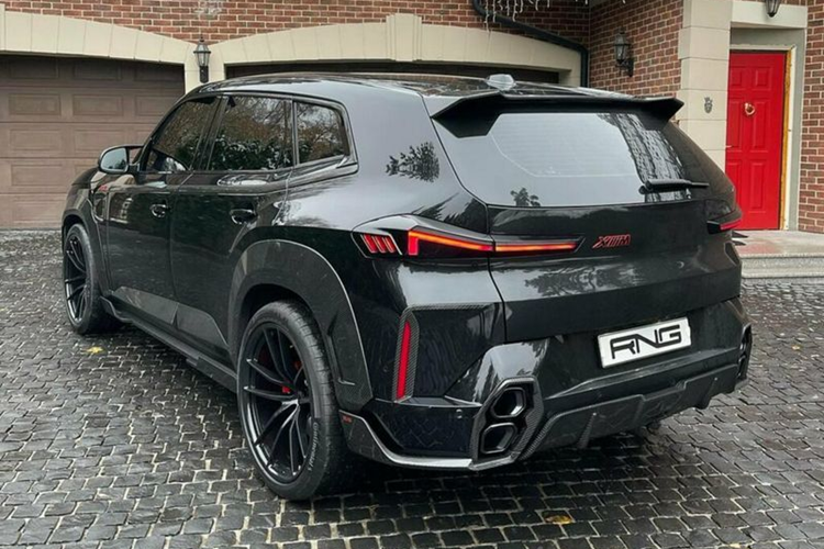 Huy hiệu BMW XM có màu đỏ đậm, tương tự màu sắc được sử dụng bên trong khoang nội thất. Renegade Design cho biết bộ bodykit của hãng được làm thủ công và đánh số thứ tự trên từng sản phẩm.