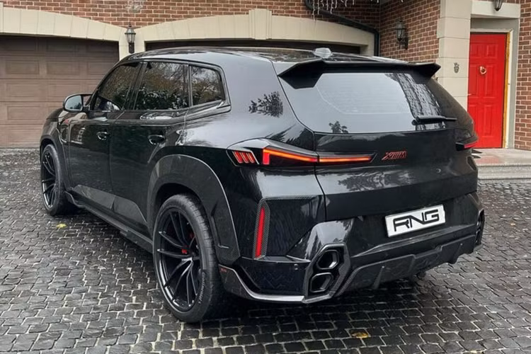 Huy hiệu BMW XM có màu đỏ đậm, tương tự màu sắc được sử dụng bên trong khoang nội thất. Renegade Design cho biết bộ bodykit của hãng được làm thủ công và đánh số thứ tự trên từng sản phẩm.