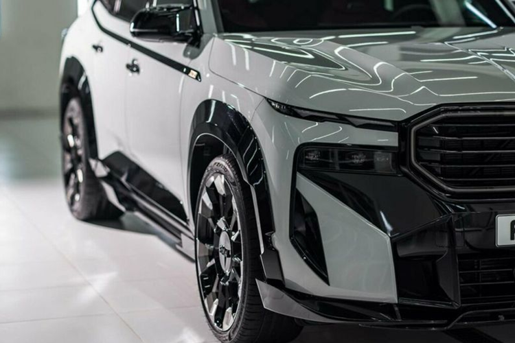 Bộ kit này bao gồm ốp cản trước và khe hút gió mới ở phía đầu xe, ốp chắn bùn mở rộng, ốp viền cửa ở ngang hông, ốp cản sau và cánh gió ở phần đuôi xe. Bộ bodykit thứ hai được làm từ sợi carbon, kết hợp với chiếc BMW XM có ngoại thất màu đen.