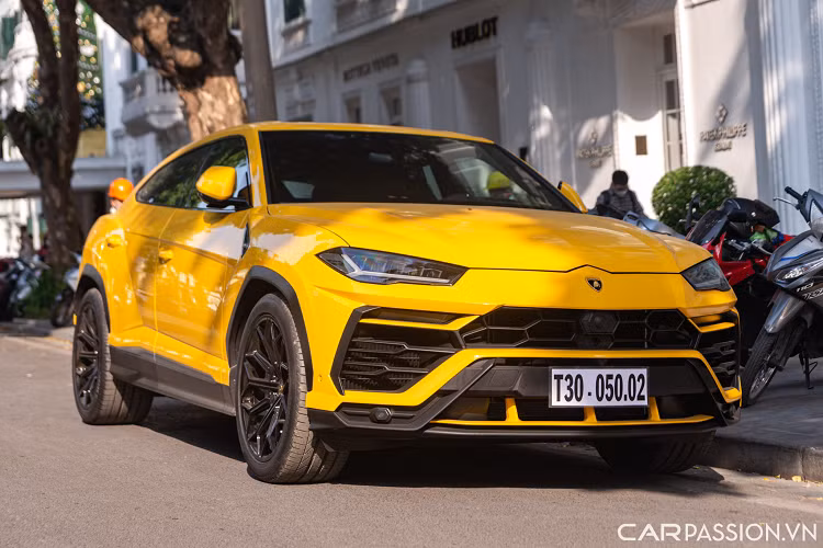 Về nguyên bản, Lamborghini đem tới cho Urus 4 chế độ lái mặc định và 2 chế độ lái tùy chọn nhằm tạo thuận tiện trong quá trình vận hành bao gồm STRADA (đường phố), SPORT (thể thao), CORSA (đường đua) và NEVE (đường tuyết) và hai chế độ tùy chọn là TERRA (off-road) và SABBIA (đi trên cát).