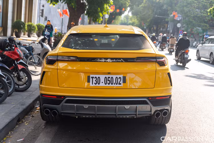 Với tỉ lệ 162,7 mã lực/lít cũng như tỷ lệ công suất trên trọng lượng tốt nhất ở mức 3,38 kg/mã lực. Hơn nữa, với khả năng tăng tốc từ 0 - 100 km/h trong 3,6 giây và khả năng đạt 200 km/h trong 12,8 giây, xe có khả năng đạt tốc độ tối đa lên tới 305 km/h. Khi mới vè Việt Nam, giá xe Lamborghini Urus không dưới 20 tỷ đồng.