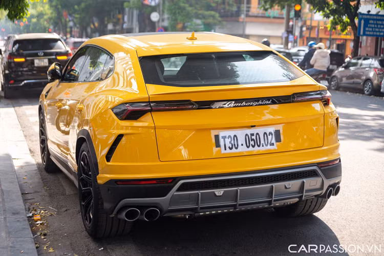 Mới đây, một chiếc siêu SUV Lamborghini Urus màu vàng đã xuất hiện trên một con phố tại trung tâm Hà Nội. Chiếc xe này mới được đưa về nước thời gian gần đây và sau khi bàn giao cho chủ nhân thì đã được nâng cấp bộ mâm 22 inch độc lạ.