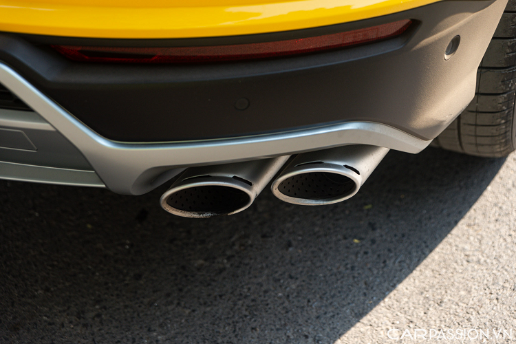 Ngoài ra, bộ mâm 5 chấu đơn nguyên bản của xe đã được thay thế bằng bộ mâm đa chấu hình chữ Y có thiết kế giống với phiên bản Performante. Ẩn phía sau bộ mâm là cùm phanh Lamborghini sơn bạc nổi bật kết hợp với đĩa phanh carbon ceramic có khả năng chịu nhiệt tốt.