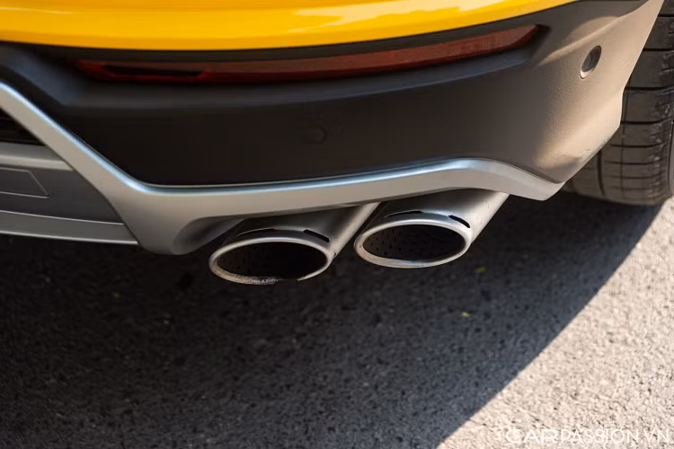 Ngoài ra, bộ mâm 5 chấu đơn nguyên bản của xe đã được thay thế bằng bộ mâm đa chấu hình chữ Y có thiết kế giống với phiên bản Performante. Ẩn phía sau bộ mâm là cùm phanh Lamborghini sơn bạc nổi bật kết hợp với đĩa phanh carbon ceramic có khả năng chịu nhiệt tốt.