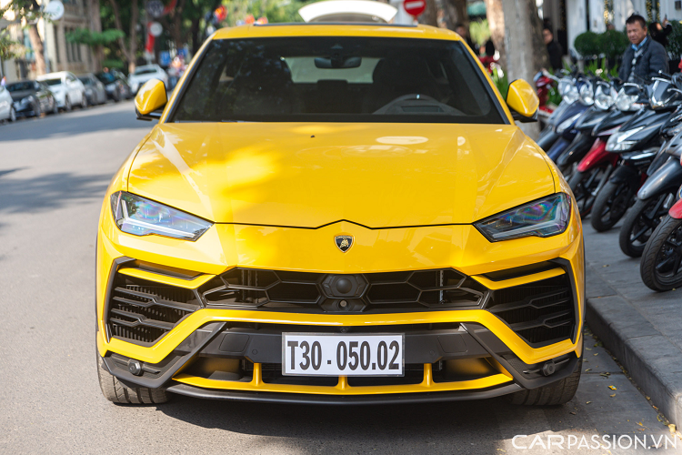 Giống bò tót Tây Ban Nha lừng danh cũng có họ hàng và dáng vẻ tương đồng với Aurochs. Chiếc Lamborghini Urus trong bài sở hữu lớp sơn màu vàng Giallo Auge. Urus sở hữu thiết kế hầm hố nhưng không kém phần thể thao.