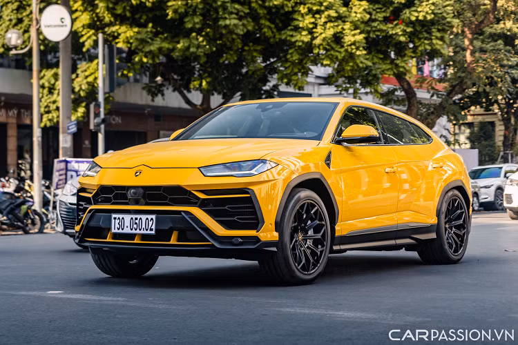 Số lượng Lamborghini Urus tại Việt Nam đã lên tới hơn 15 chiếc với nhiều màu sắc khác nhau. Được ra mắt vào cuối năm 2017, Lamborghini Urus là nước đi táo bạo của thương hiệu siêu xe đến từ Ý nhằm tham gia vào phân khúc xe SUV đầy tính cạnh tranh hiện nay.