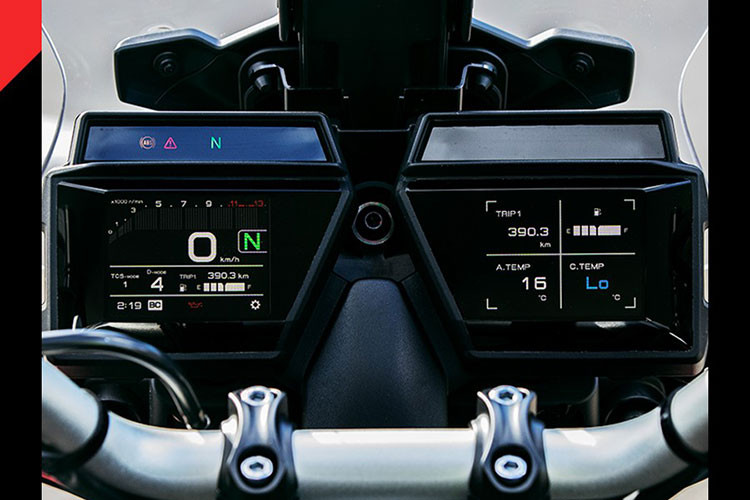 Độ sáng của đèn tự động tăng lên khi biker nghiêng nhiều hơn, mang lại tầm nhìn rõ khi chạy xe trong đêm. Nhìn vào dàn áo xe môtô Yamaha Tracer 9 dễ nhận ra nó rất cá tính, các đường viền hay cắt xẻ rất gọn gàng, phù hợp với thiết kế của dòng xe Sport Touring.