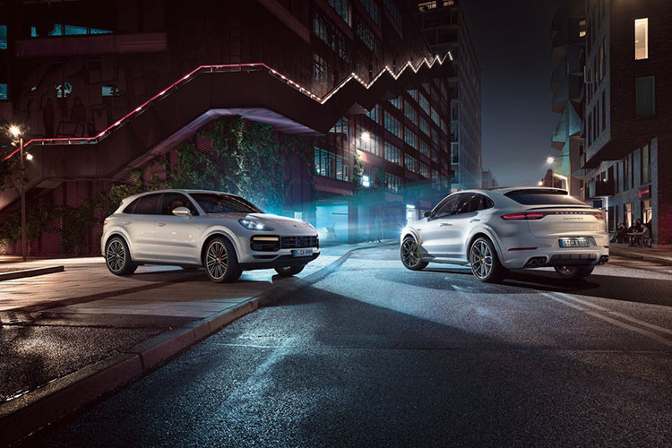 Có sẵn ở cả kiểu dáng SUV và Coupe, Porsche Cayenne Turbo E-Hybrid 2024 mới là chiếc Cayenne mạnh mẽ nhất cho đến nay. Xe được trang bị hệ truyền động plug-in hybrid bao gồm động cơ V8 tăng áp kép 4.0 lít kết hợp với một động cơ điện, cho tổng công suất là 729 mã lực và mô-men xoắn 950 Nm.