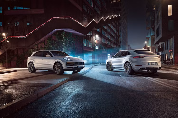 Có sẵn ở cả kiểu dáng SUV và Coupe, Porsche Cayenne Turbo E-Hybrid 2024 mới là chiếc Cayenne mạnh mẽ nhất cho đến nay. Xe được trang bị hệ truyền động plug-in hybrid bao gồm động cơ V8 tăng áp kép 4.0 lít kết hợp với một động cơ điện, cho tổng công suất là 729 mã lực và mô-men xoắn 950 Nm.