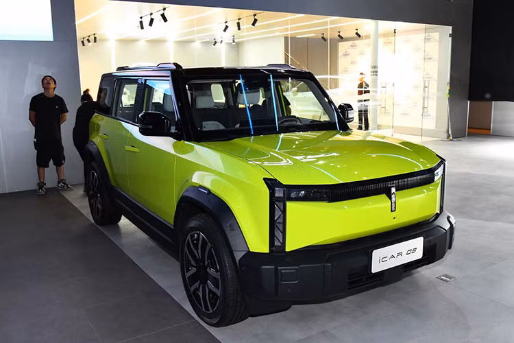 Nhà sản xuất cũng quay lại sử dụng logo “i”, vốn từng xuất hiện trên những chiếc xe mang nhãn hiệu iCar trước đây. Nhưng họ đã nhận được giấy phép sản xuất cho chiếc iCar 03 với dòng chữ “iCar” thay vì logo “i” ở phần đầu xe.