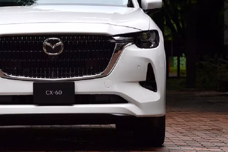 Cuối cùng là hệ truyền động plug-in hybrid trên Mazda CX-60 2024, bao gồm máy xăng Skyactiv-G 4 xi-lanh, hút khí tự nhiên, dung tích 2.5L, 1 mô-tơ điện, cụm pin lithium-ion và hệ dẫn động 4 bánh toàn thời gian i-Activ. Hệ truyền động này tạo ra công suất tổng cộng 319 mã lực và mô-men xoắn cực đại 500 Nm.