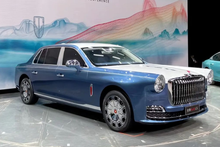 Trọng lượng lề đường của nó đạt 3.150 kg. Về tổng trọng lượng là 3550 kg. Chỉ có 4 người có thể ngồi trong xe cùng một lúc. Góc tiếp cận và góc thoát là 16 độ và 14 độ. Khoảng nhô ra phía trước và phía sau lần lượt là 960 và 1.290 mm. Hongqi L5 chạy trên bánh xe 21 inch.