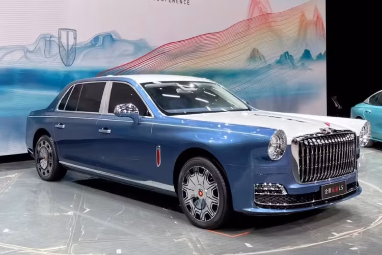 Trọng lượng lề đường của nó đạt 3.150 kg. Về tổng trọng lượng là 3550 kg. Chỉ có 4 người có thể ngồi trong xe cùng một lúc. Góc tiếp cận và góc thoát là 16 độ và 14 độ. Khoảng nhô ra phía trước và phía sau lần lượt là 960 và 1.290 mm. Hongqi L5 chạy trên bánh xe 21 inch.