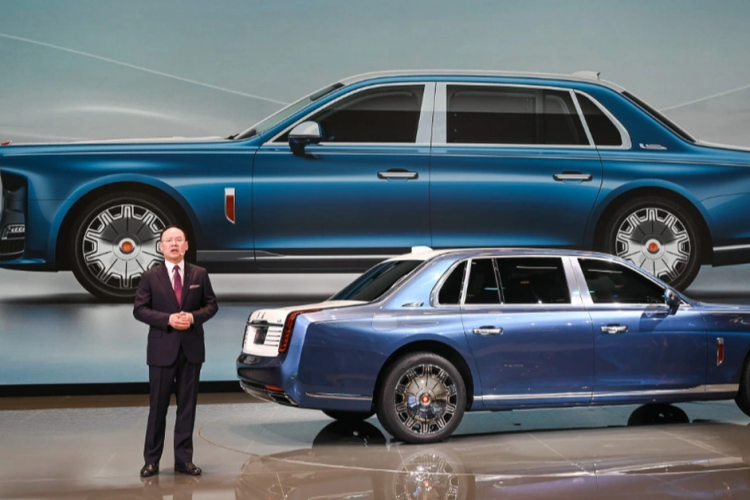 Phía trên đường nét nắp ca-pô, L5 có sọc đỏ và logo Hongqi. Ngoài ra còn có logo thương hiệu trên chắn bùn trước. Từ phía sau, L5 có dòng chữ “红旗” (Hongqi). Đại diện của hãng khẳng định những ký tự này là chữ viết tay của Mao Trạch Đông.