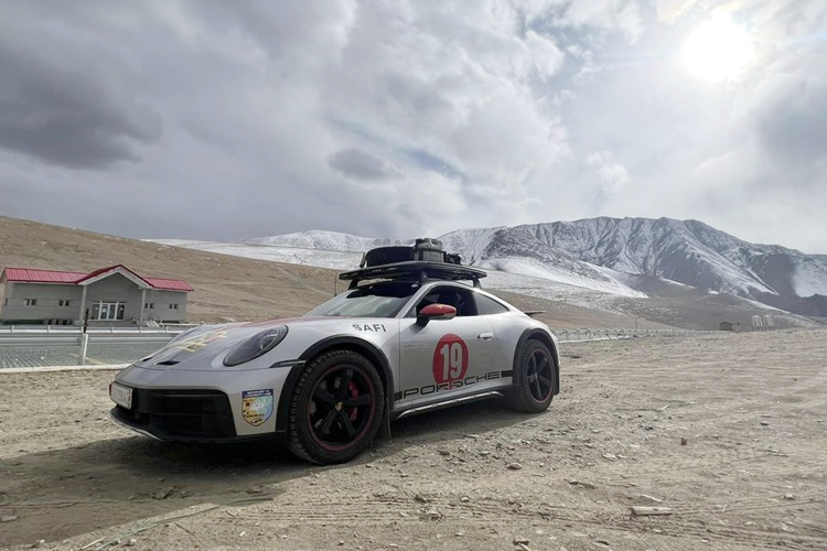 Các bức ảnh tuyệt đẹp về chiếc xe Porsche 911 Dakar phượt Trung Quốc đã được chia sẻ và nhận được sự quan tâm của cộng đồng mạng, không ít người khen ngợi và nể phục sự chịu chơi của đại gia Hải Phòng. Hiện tại, chiếc xe thể thao Porsche 911 Dakar đã làm các thủ tục để vào Mông Cổ, chuẩn bị chinh phục sa mạc Gobi.