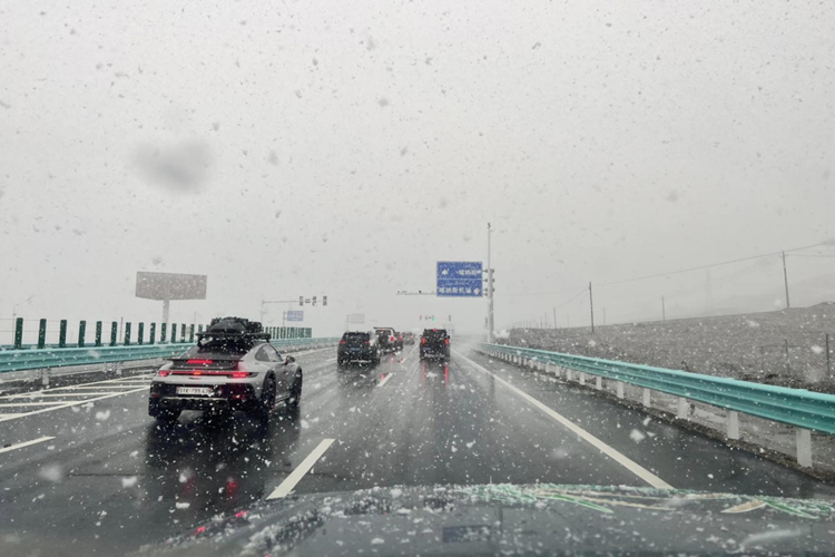 Những hình ảnh và video do chủ xe đăng tải cho thấy, chiếc xe thể thao giới hạn Porsche 911 Dakar liên tục phải thử sức mình, khi chạy trên cao tốc tuyết rơi dày đặc, lúc ôm 600 khúc cua ở đường cổ Panlong tại cao nguyên Pamir, Trung Quốc, khi thì được chủ xe ngẫu hứng chạy vào đồi cát, sa mạc...