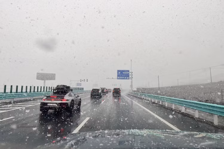 Những hình ảnh và video do chủ xe đăng tải cho thấy, chiếc xe thể thao giới hạn Porsche 911 Dakar liên tục phải thử sức mình, khi chạy trên cao tốc tuyết rơi dày đặc, lúc ôm 600 khúc cua ở đường cổ Panlong tại cao nguyên Pamir, Trung Quốc, khi thì được chủ xe ngẫu hứng chạy vào đồi cát, sa mạc...