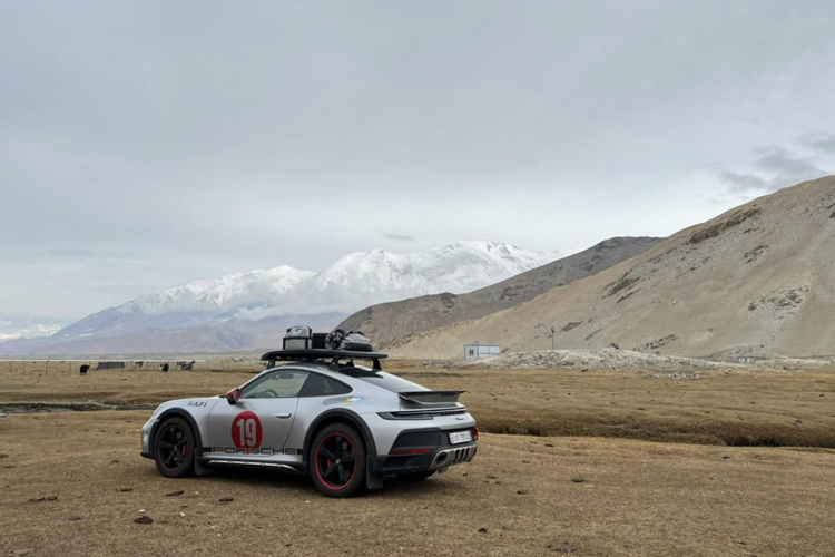 Về chiếc xe Porsche 911 Dakar của doanh nhân Hải Phòng, đây là 1 trong 2.500 chiếc xe được sản xuất toàn cầu, đại gia này chọn số thứ tự cũng là ngày và tháng sinh mình, 1.904/2.500, giá bán của xe hơn 16 tỷ đồng, chưa bao phí lăn bánh. Hiện tại, cũng đã có chiếc xe Porsche 911 Dakar thứ 2 về Việt Nam.