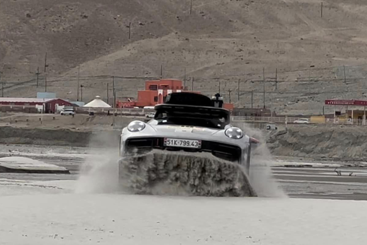 Động cơ này kết hợp với hộp số tự động PDK 8 cấp, hệ dẫn động 4 bánh toàn thời gian và hệ thống đánh lái cầu sau, nhờ đó, giúp mẫu xe thể thao này có thể dễ dàng tăng tốc từ vị trí xuất phát lên 100 km/h chỉ trong thời gian 3,4 giây, vận tốc tối đa của xe bị giới hạn ở mức 240 km/h.