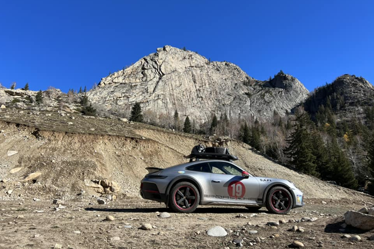 Porsche 911 Dakar 2023 sử dụng khối động cơ xăng 6 xi-lanh thẳng hàng, tăng áp kép, dung tích 3.0 lít, sản sinh công suất tối đa 473 mã lực và mô-men xoắn cực đại 570 Nm.