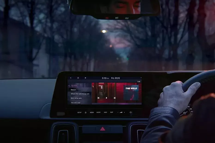 Không chỉ an toàn mà các tính năng tiện nghi của mẫu SUV hạng A này cũng được cải thiện. Theo thông tin rò rỉ, xe sẽ được trang bị tính năng làm mát ghế và bảng đồng hồ kỹ thuật số mới. Bên cạnh đó là ghế lái chỉnh điện 4 hướng và màn hình cảm ứng trung tâm 10,25 inch. Tuy nhiên, thể tích khoang hành lý của xe đã giảm xuống từ 395 lít xuống còn 385 lít.