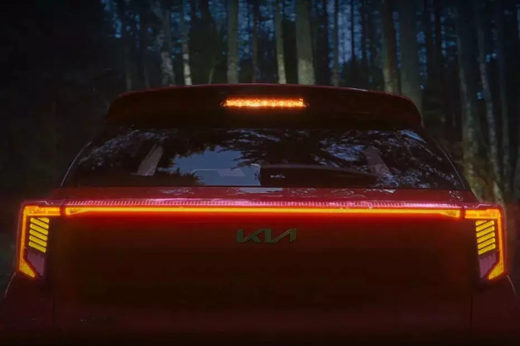 Nằm bên dưới nắp ca-pô của Kia Sonet 2024 tại Ấn Độ vẫn là 3 tùy chọn động cơ như cũ. Đầu tiên là động cơ xăng hút khí tự nhiên, dung tích 1.2L với công suất tối đa 83 mã lực và mô-men xoắn cực đại 115 Nm. Hai con số tương ứng của động cơ xăng tăng áp, dung tích 1.0L là 120 mã lực và 172 Nm.